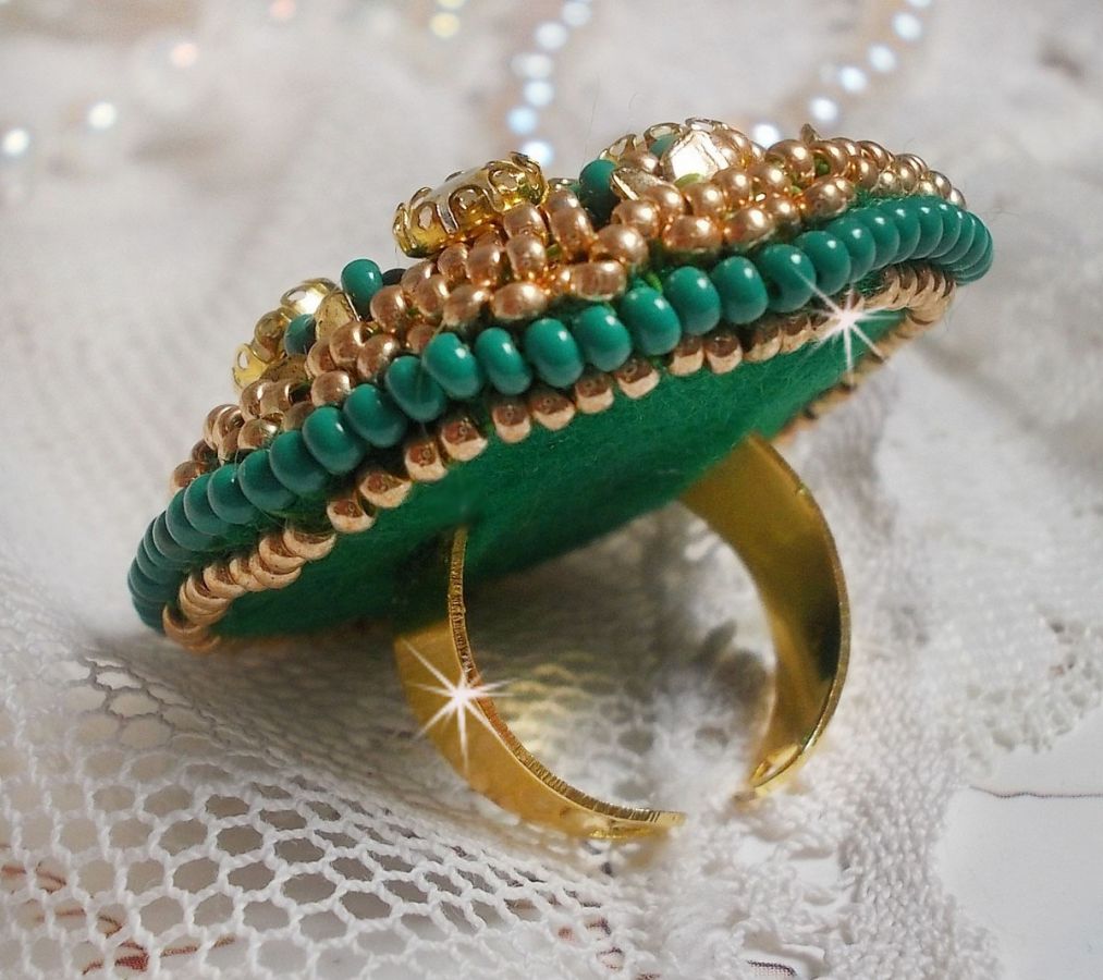 Grønn Iris-ring brodert med en Mirror cabochon med Swarovski krystallchatonger
