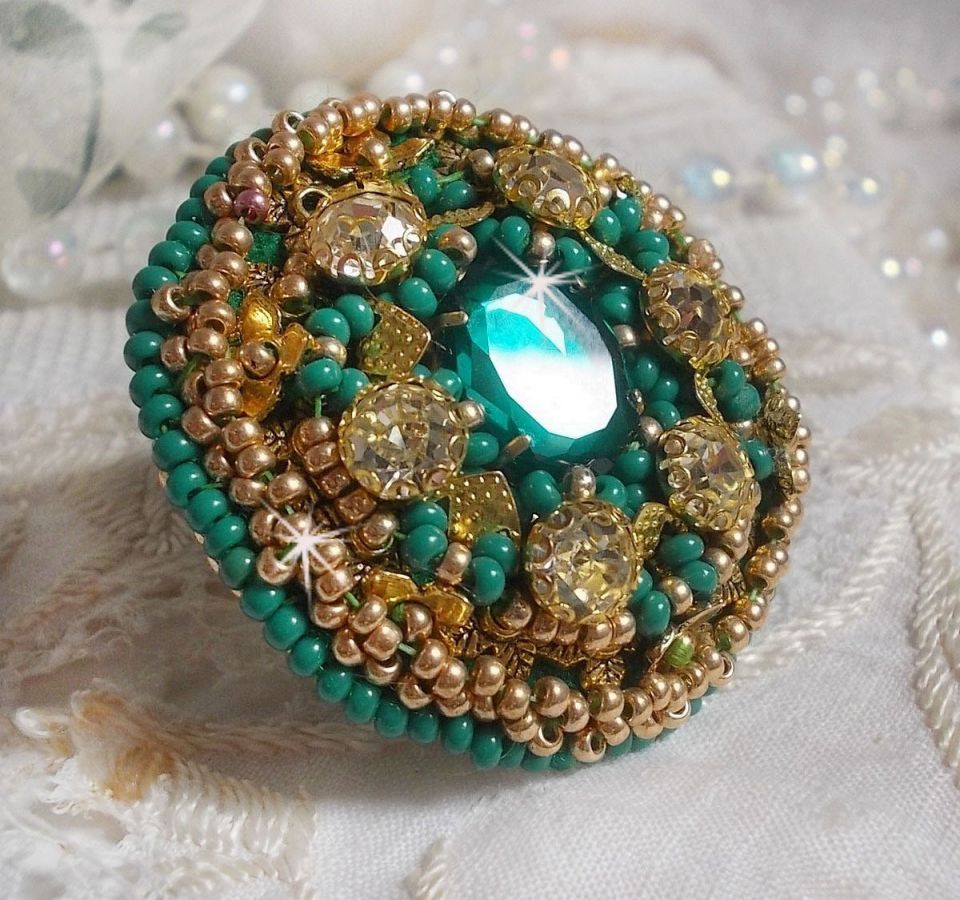 Grønn Iris-ring brodert med en Mirror cabochon med Swarovski krystallchatonger
