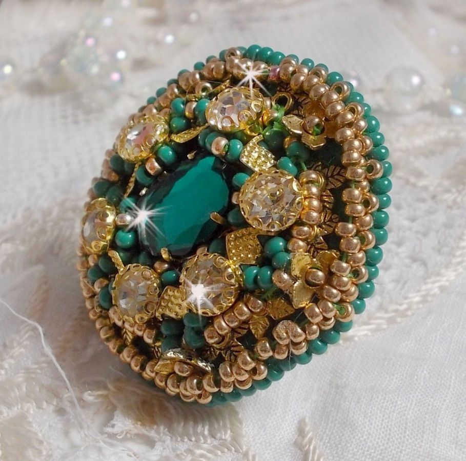 Grønn Iris-ring brodert med en Mirror cabochon med Swarovski krystallchatonger