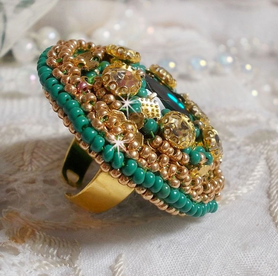 Grønn Iris-ring brodert med en Mirror cabochon med Swarovski krystallchatonger
