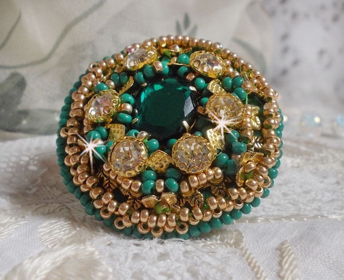 Grønn Iris-ring brodert med en Mirror cabochon med Swarovski krystallchatonger