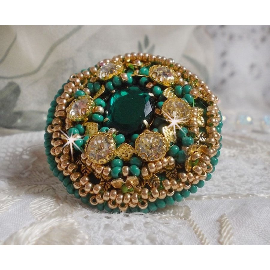 Grønn Iris-ring brodert med en Mirror cabochon med Swarovski krystallchatonger