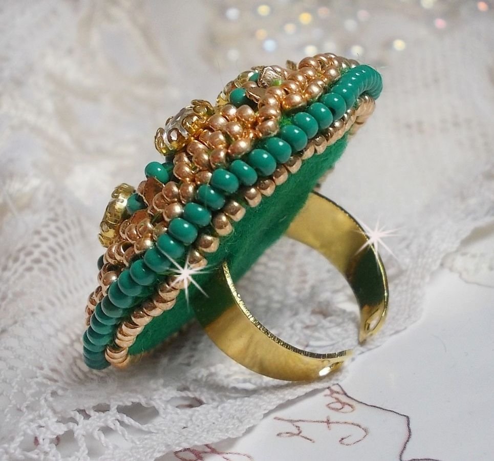 Grønn Iris-ring brodert med en Mirror cabochon med Swarovski krystallchatonger
