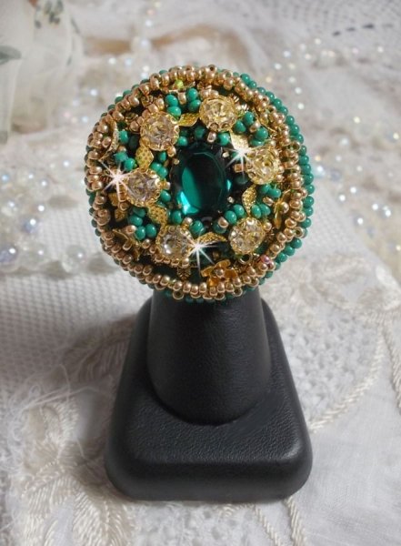 Gr&oslash;nn Iris-ring brodert med en Mirror cabochon med Swarovski krystallchatonger