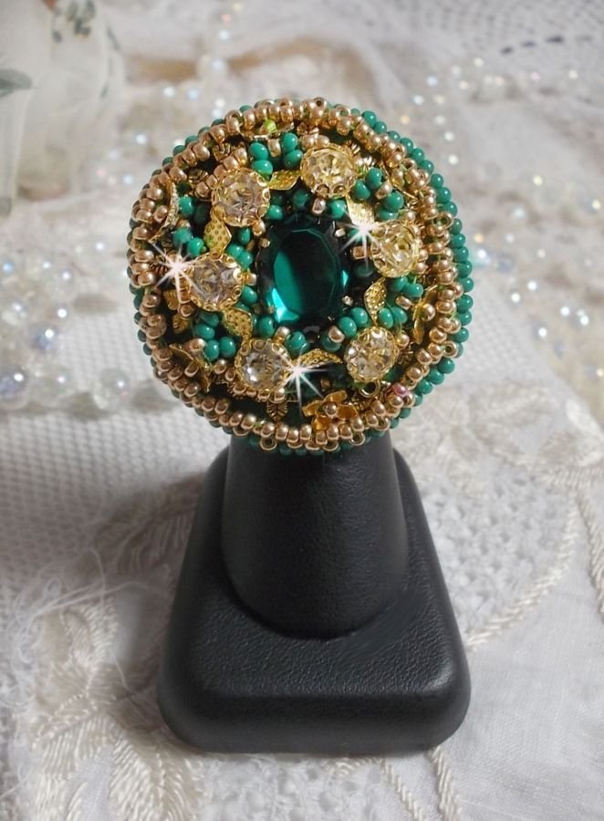 Grønn Iris-ring brodert med en Mirror cabochon med Swarovski krystallchatonger