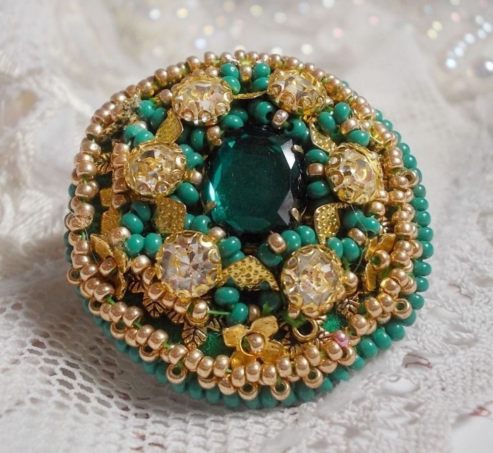 Grønn Iris-ring brodert med en Mirror cabochon med Swarovski krystallchatonger
