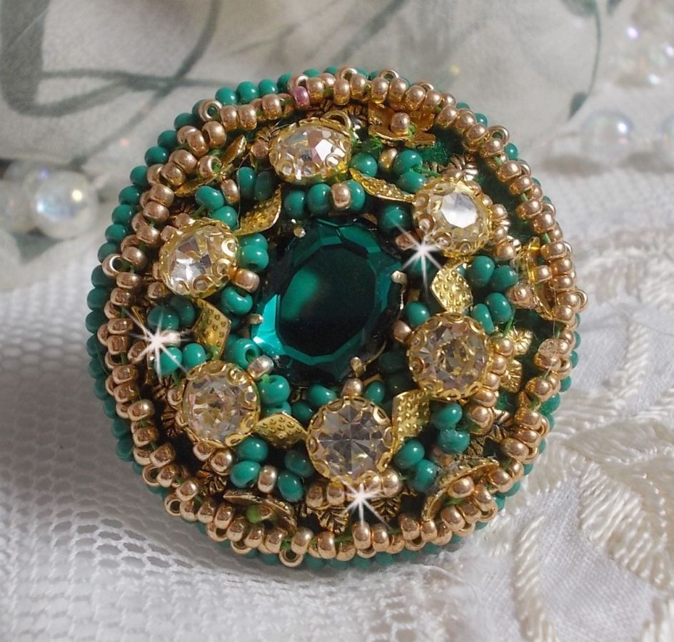 Grønn Iris-ring brodert med en Mirror cabochon med Swarovski krystallchatonger