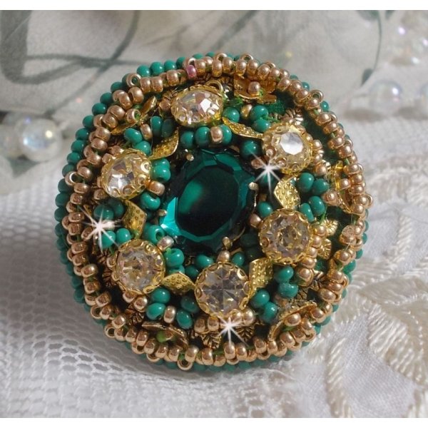 Gr&oslash;nn Iris-ring brodert med en Mirror cabochon med Swarovski krystallchatonger