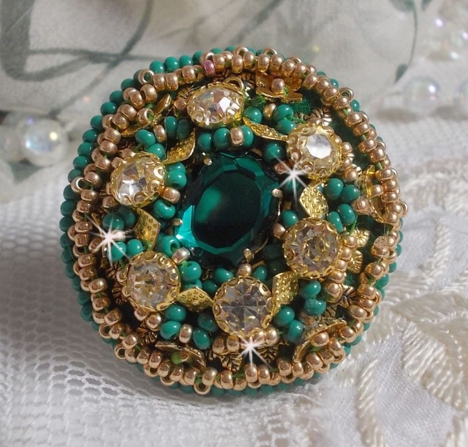 Grønn Iris-ring brodert med en Mirror cabochon med Swarovski krystallchatonger