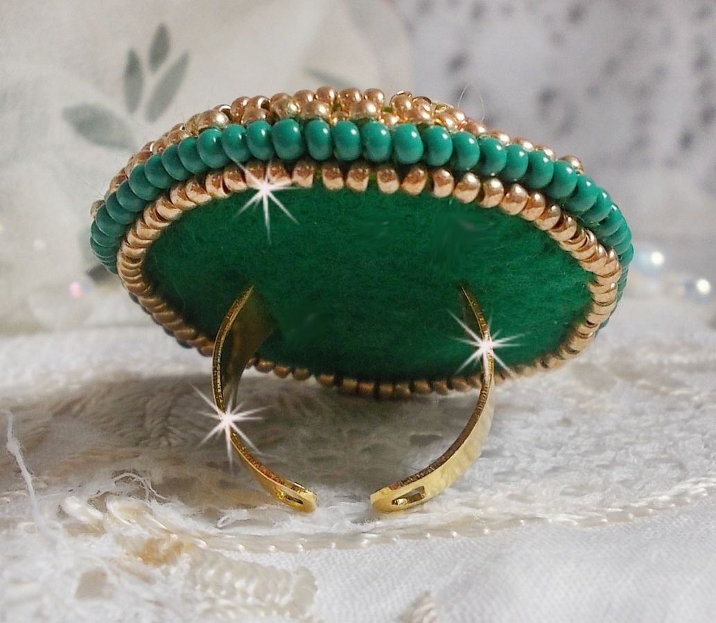 Grønn Iris-ring brodert med en Mirror cabochon med Swarovski krystallchatonger