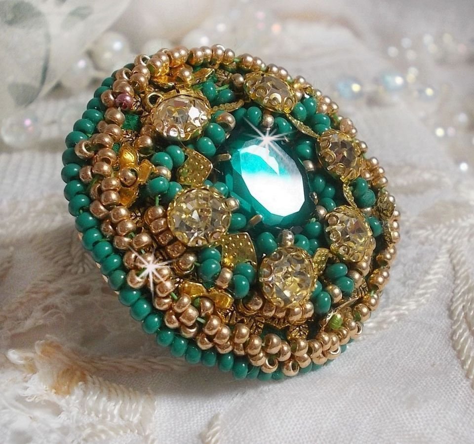 Grønn Iris-ring brodert med en Mirror cabochon med Swarovski krystallchatonger