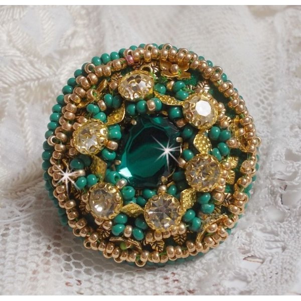 Gr&oslash;nn Iris-ring brodert med en Mirror cabochon med Swarovski krystallchatonger