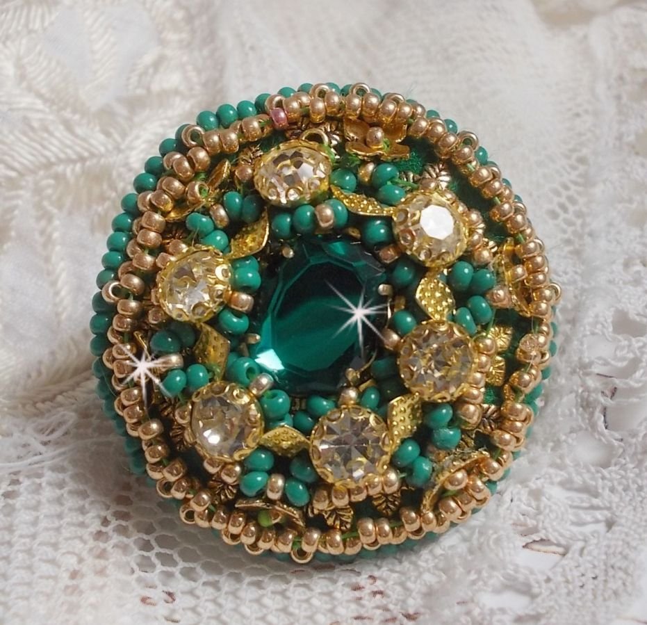 Grønn Iris-ring brodert med en Mirror cabochon med Swarovski krystallchatonger