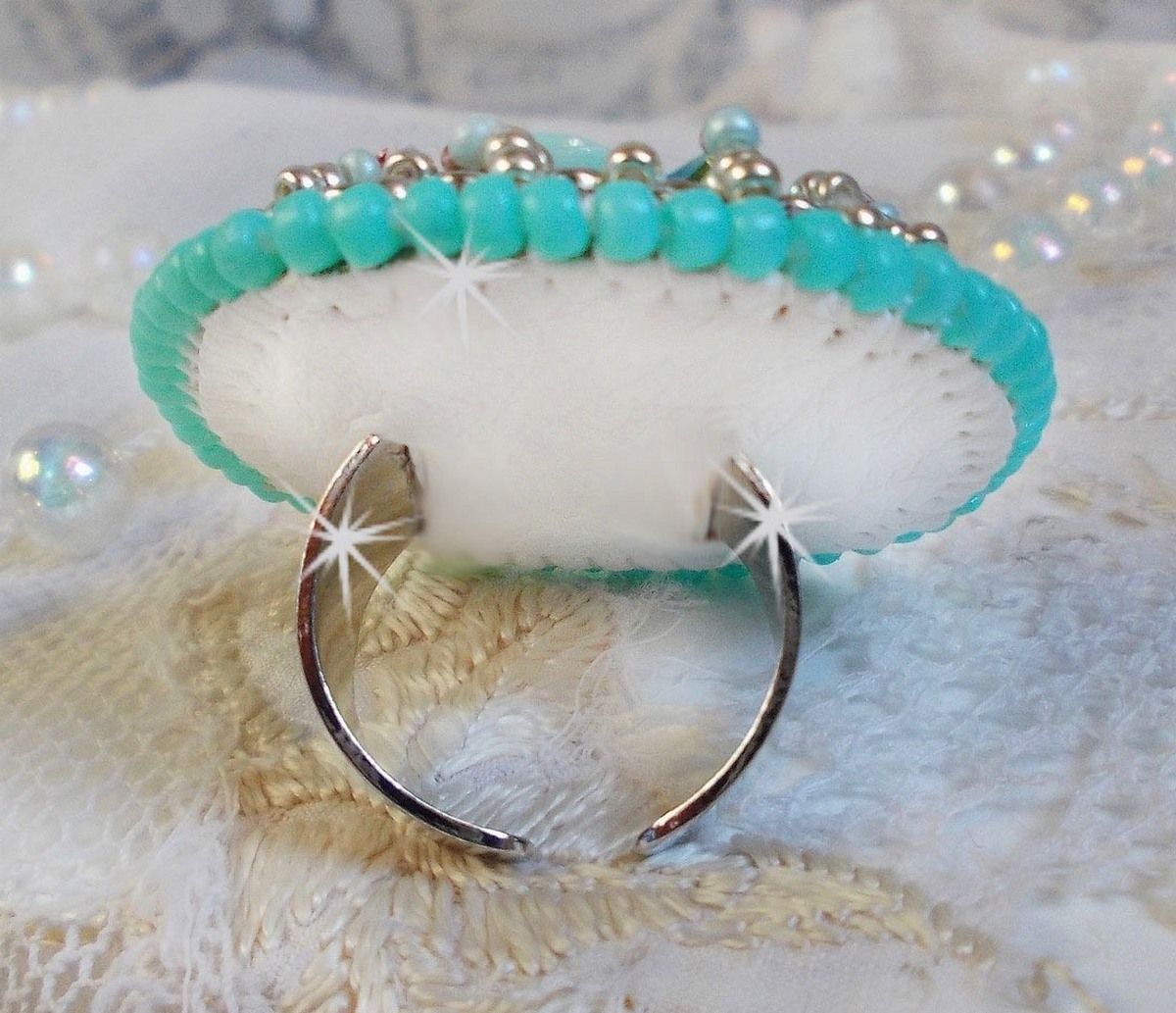 Blue Flowers Haute-Couture-ring brodert med en harpiksrose og Swarovski-krystaller 