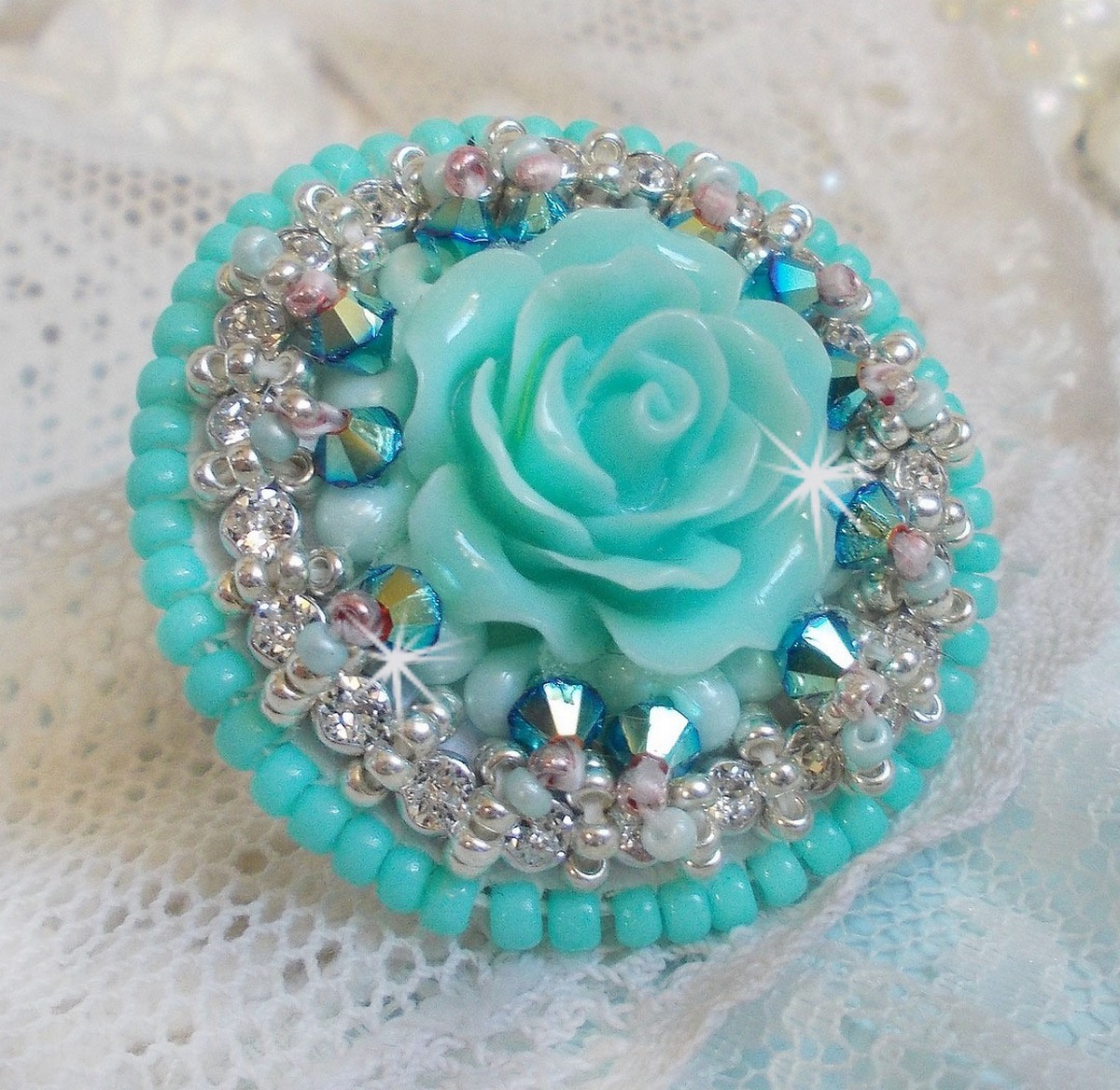 Blue Flowers Haute-Couture-ring brodert med en harpiksrose og Swarovski-krystaller 