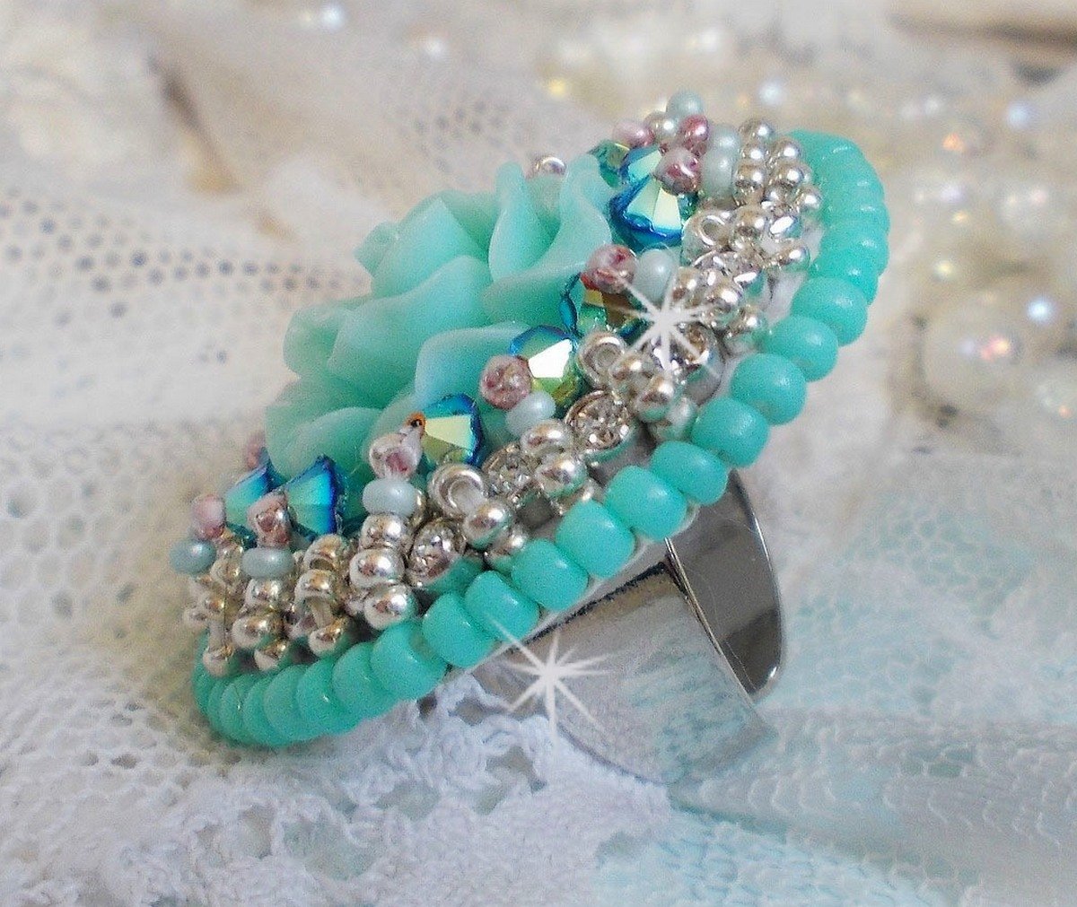 Blue Flowers Haute-Couture-ring brodert med en harpiksrose og Swarovski-krystaller 