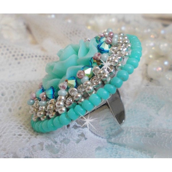 Blue Flowers Haute-Couture-ring brodert med en harpiksrose og Swarovski-krystaller 