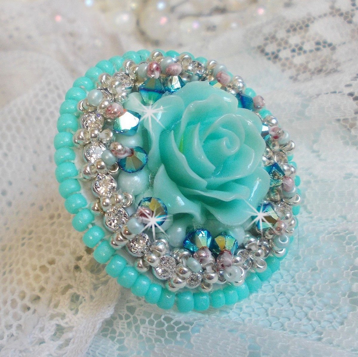 Blue Flowers Haute-Couture-ring brodert med en harpiksrose og Swarovski-krystaller 