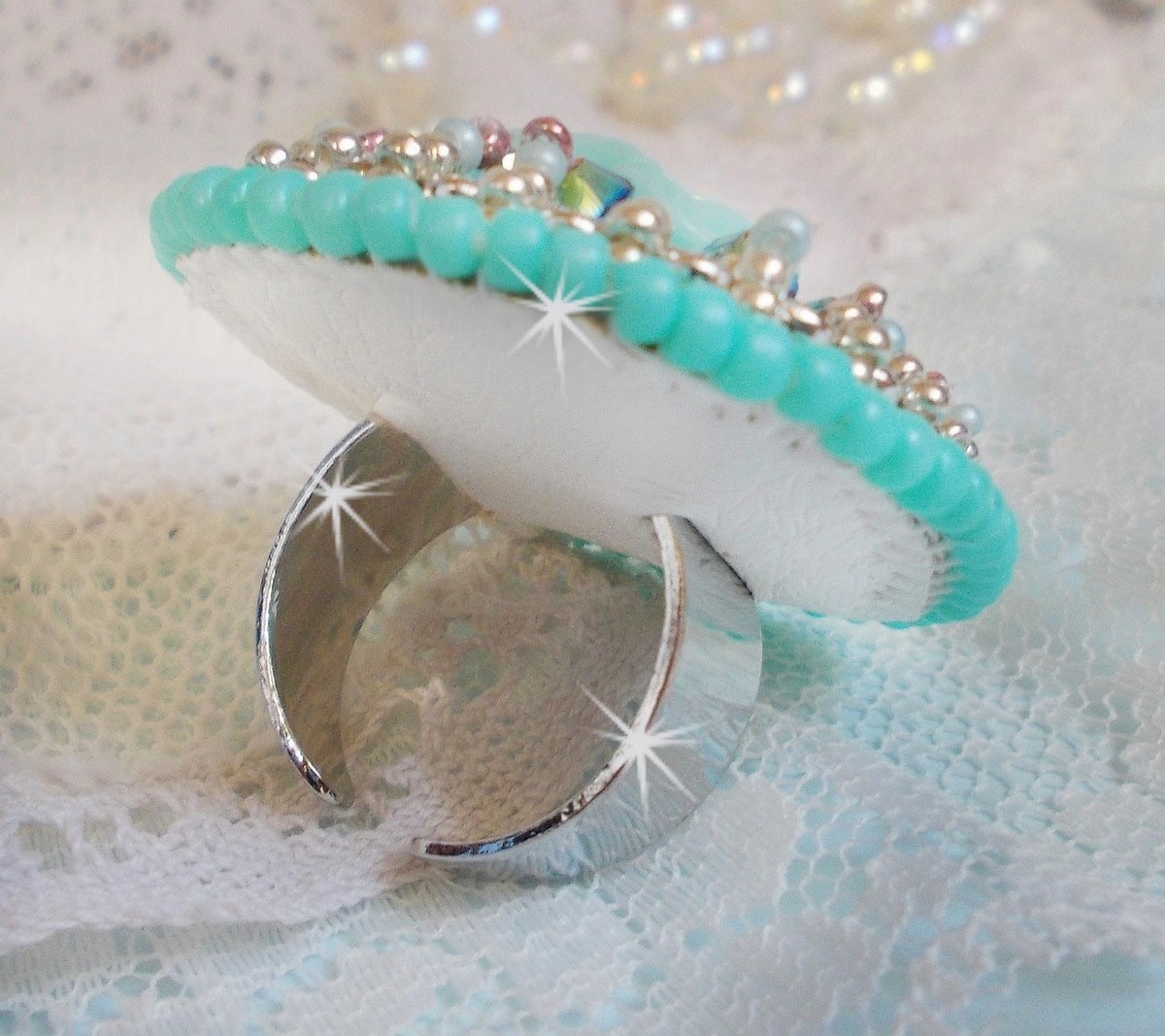 Blue Flowers Haute-Couture-ring brodert med en harpiksrose og Swarovski-krystaller 
