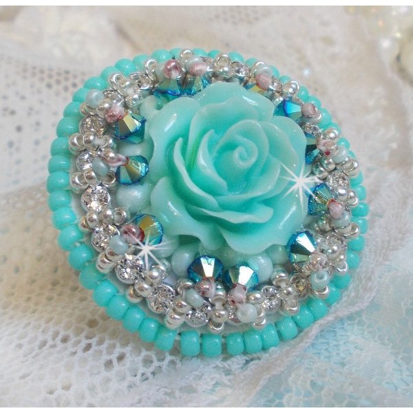 Blue Flowers Haute-Couture-ring brodert med en harpiksrose og Swarovski-krystaller 