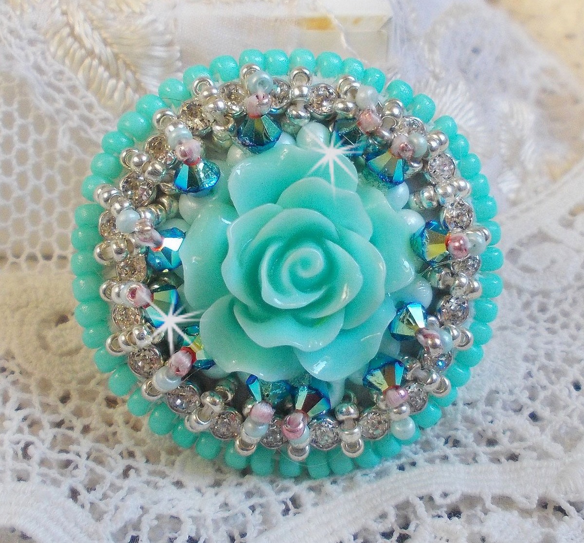 Blue Flowers Haute-Couture-ring brodert med en harpiksrose og Swarovski-krystaller 
