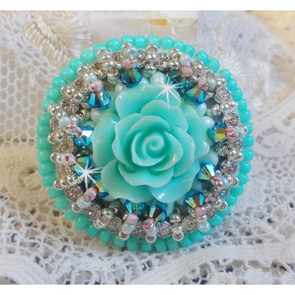 Blue Flowers Haute-Couture-ring brodert med en harpiksrose og Swarovski-krystaller 