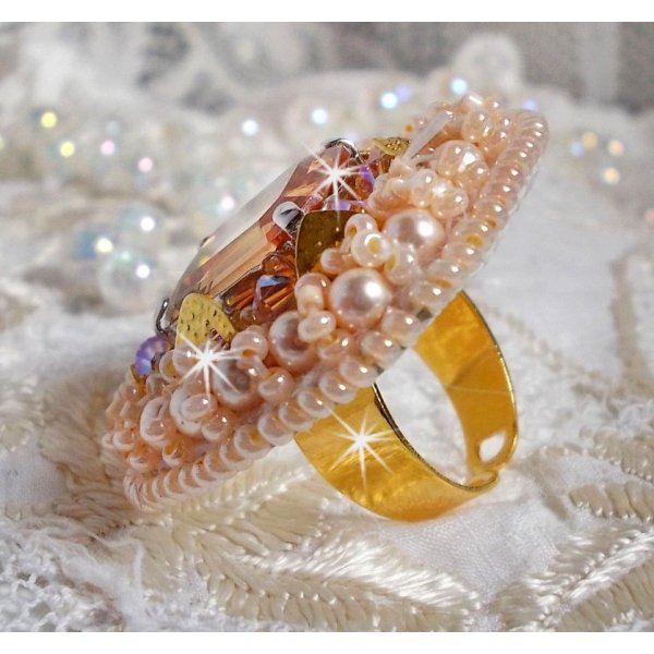 Idylle Beauty-ring brodert med Swarovski-krystaller, cabochon og perler