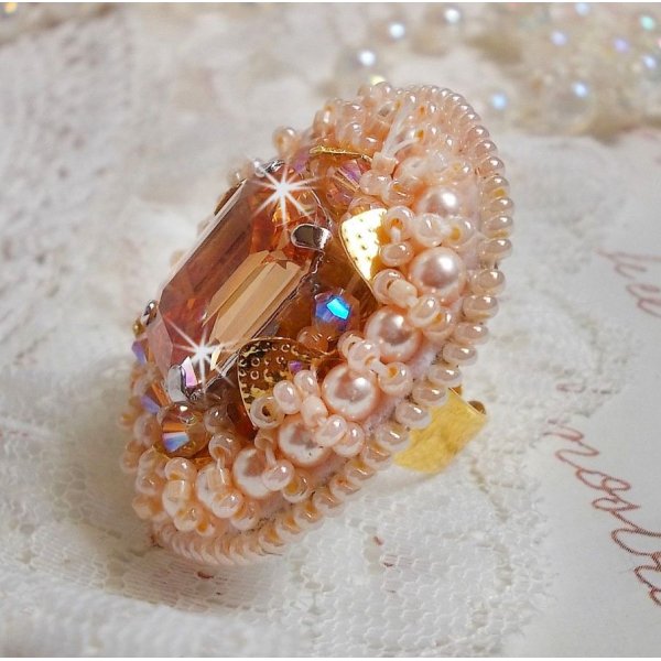 Idylle Beauty-ring brodert med Swarovski-krystaller, cabochon og perler