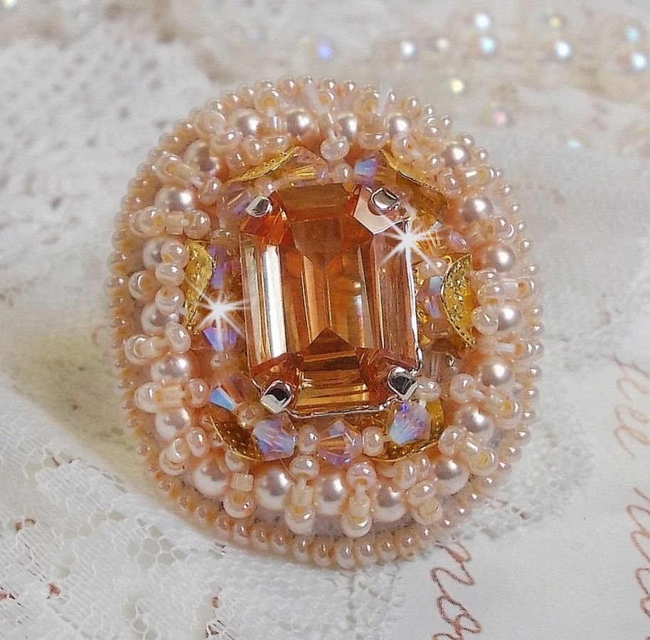 Idylle Beauty-ring brodert med Swarovski-krystaller, cabochon og perler
