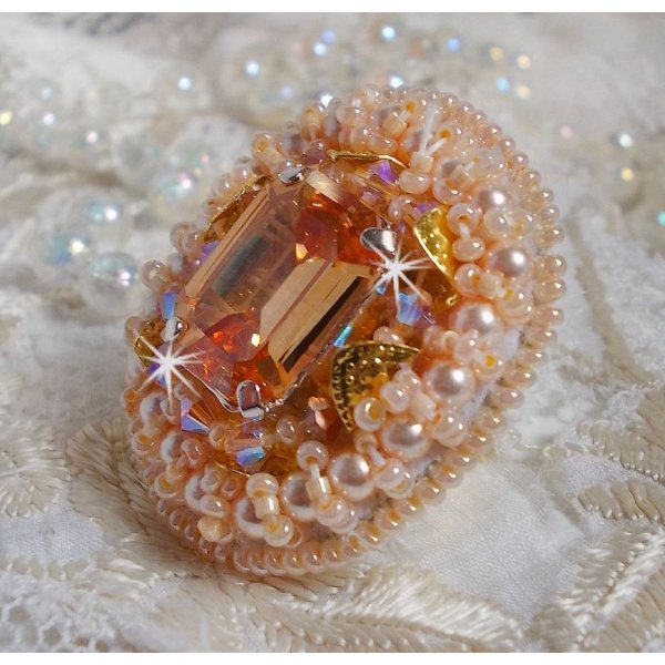 Idylle Beauty-ring brodert med Swarovski-krystaller, cabochon og perler