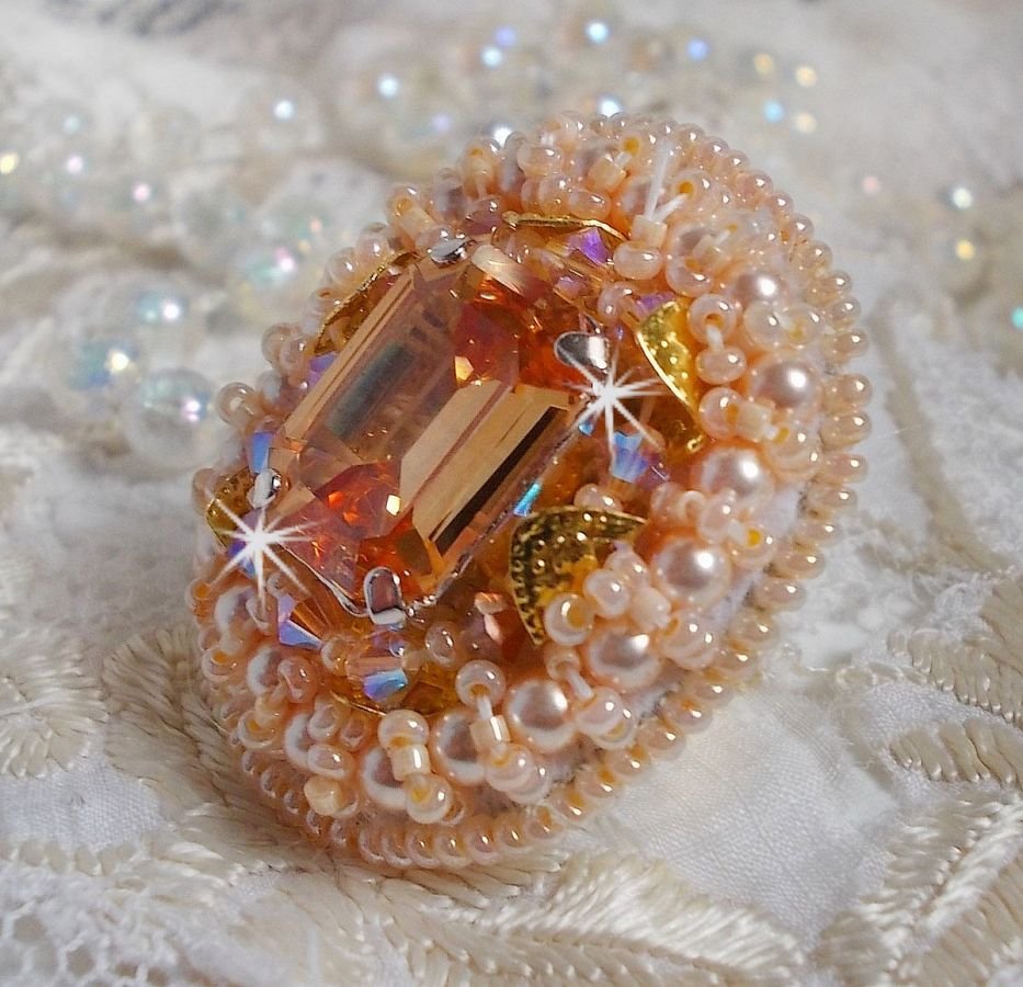 Idylle Beauty-ring brodert med Swarovski-krystaller, cabochon og perler
