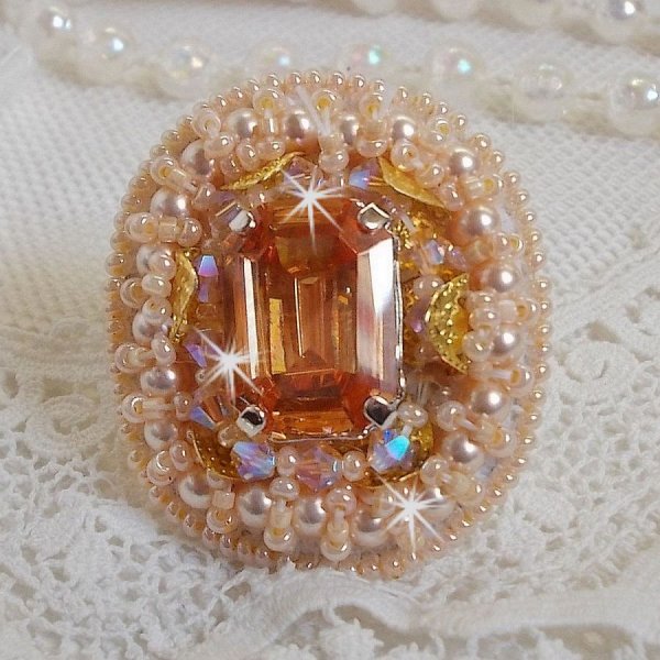 Idylle Beauty-ring brodert med Swarovski-krystaller, cabochon og perler