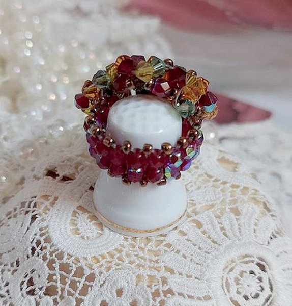 Iroise-ring med fasetter, snurretopper og en Swarovski-krystallskyttelbuss