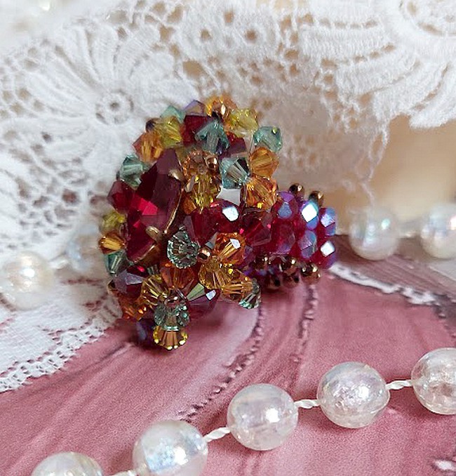 Iroise-ring med fasetter, snurretopper og en Swarovski-krystallskyttelbuss