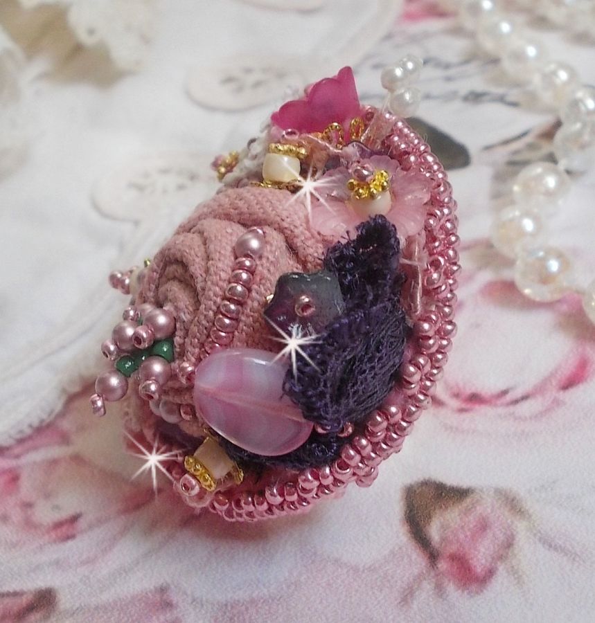 Poetisk hagering brodert med lin, fine blonder, Swarovski-krystaller, perlemorblad, lucitablomster, glassperler og frøperler. 