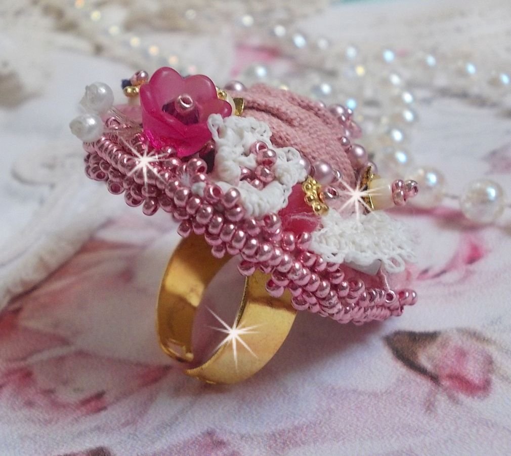 Poetisk hagering brodert med lin, fine blonder, Swarovski-krystaller, perlemorblad, lucitablomster, glassperler og frøperler. 