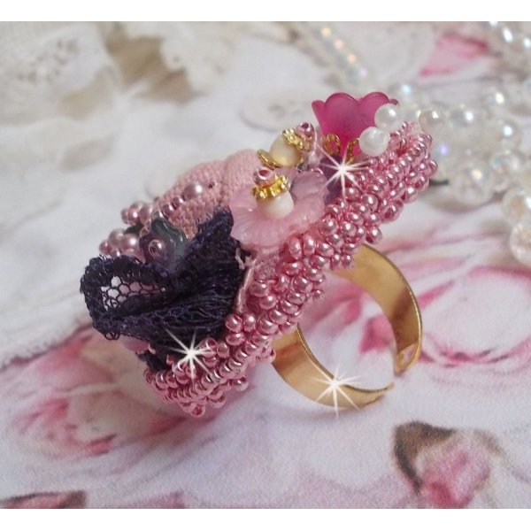 Poetisk hagering brodert med lin, fine blonder, Swarovski-krystaller, perlemorblad, lucitablomster, glassperler og fr&oslash;perler. 