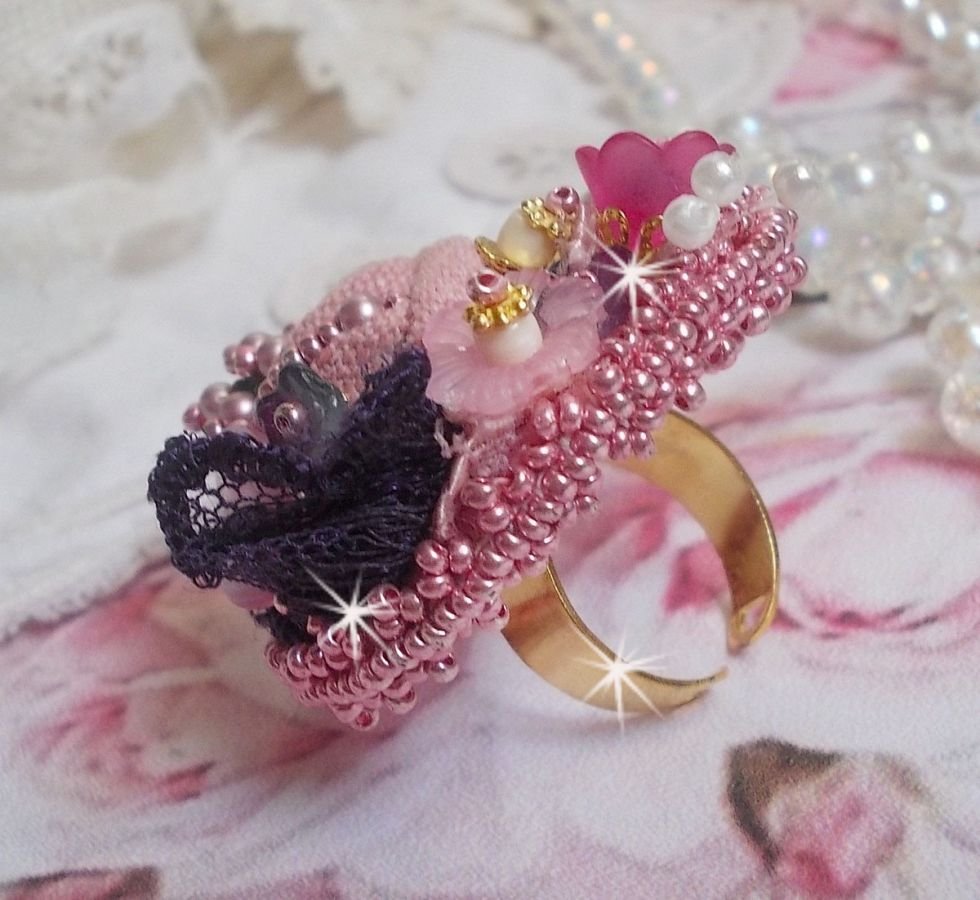 Poetisk hagering brodert med lin, fine blonder, Swarovski-krystaller, perlemorblad, lucitablomster, glassperler og frøperler. 