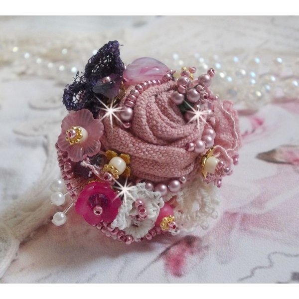 Poetisk hagering brodert med lin, fine blonder, Swarovski-krystaller, perlemorblad, lucitablomster, glassperler og fr&oslash;perler. 