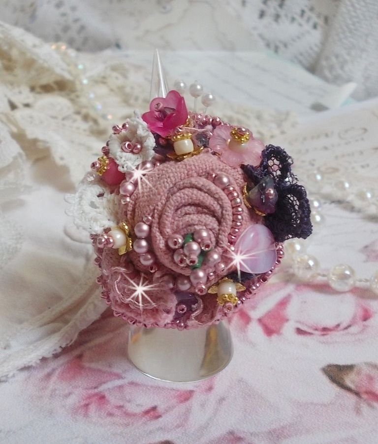 Poetisk hagering brodert med lin, fine blonder, Swarovski-krystaller, perlemorblad, lucitablomster, glassperler og frøperler. 