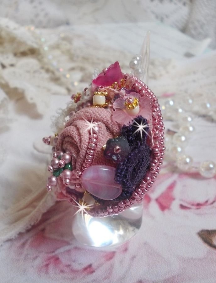 Poetisk hagering brodert med lin, fine blonder, Swarovski-krystaller, perlemorblad, lucitablomster, glassperler og frøperler. 