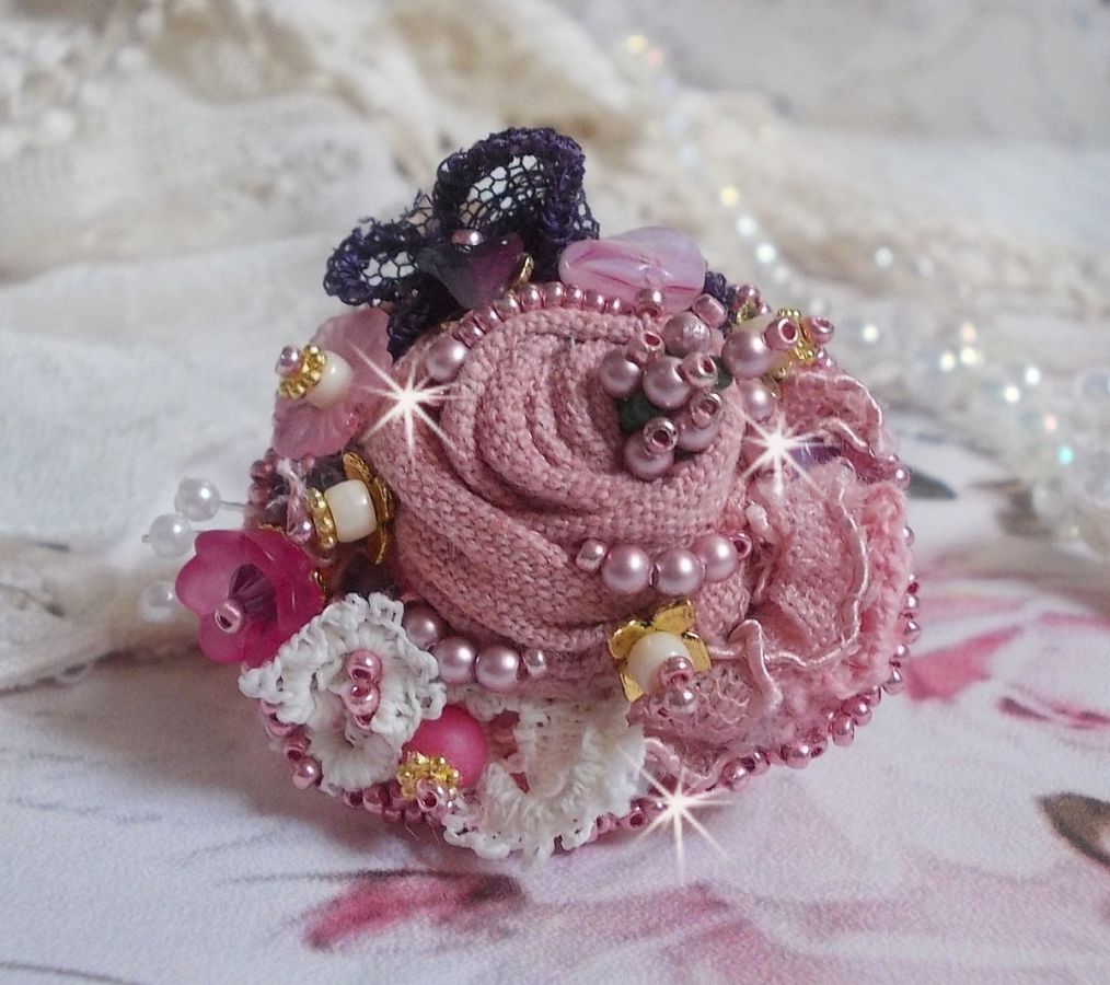 Poetisk hagering brodert med lin, fine blonder, Swarovski-krystaller, perlemorblad, lucitablomster, glassperler og frøperler. 