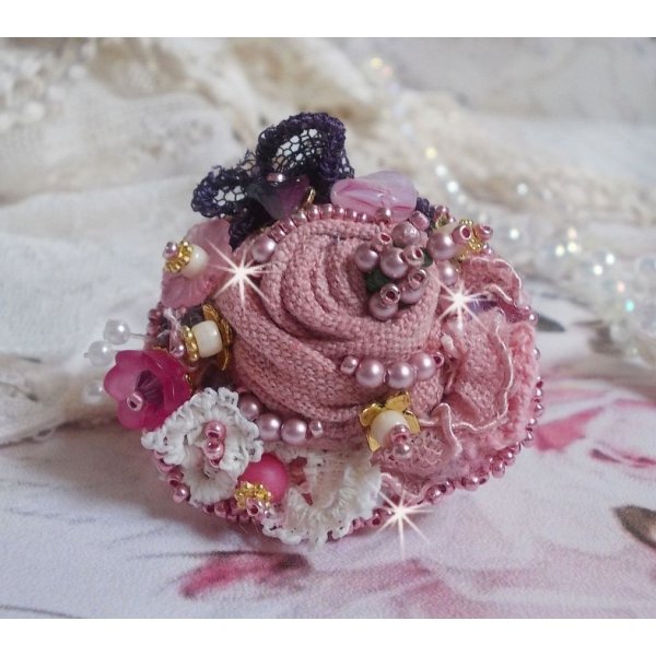 Poetisk hagering brodert med lin, fine blonder, Swarovski-krystaller, perlemorblad, lucitablomster, glassperler og fr&oslash;perler. 