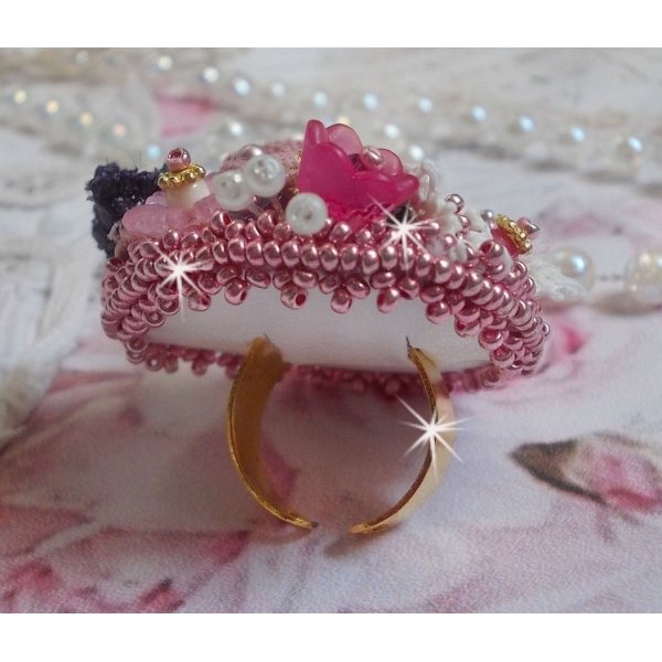 Poetisk hagering brodert med lin, fine blonder, Swarovski-krystaller, perlemorblad, lucitablomster, glassperler og fr&oslash;perler. 