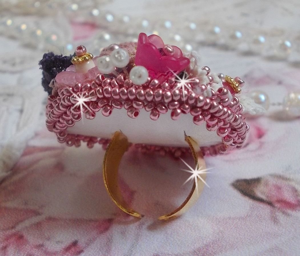 Poetisk hagering brodert med lin, fine blonder, Swarovski-krystaller, perlemorblad, lucitablomster, glassperler og frøperler. 