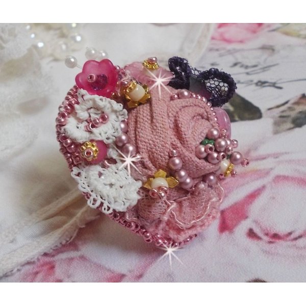 Poetisk hagering brodert med lin, fine blonder, Swarovski-krystaller, perlemorblad, lucitablomster, glassperler og fr&oslash;perler. 