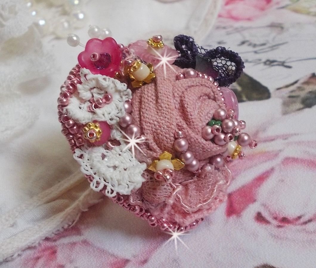 Poetisk hagering brodert med lin, fine blonder, Swarovski-krystaller, perlemorblad, lucitablomster, glassperler og frøperler. 