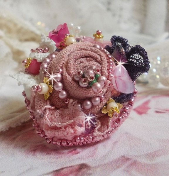 Poetisk hagering brodert med lin, fine blonder, Swarovski-krystaller, perlemorblad, lucitablomster, glassperler og fr&oslash;perler. 