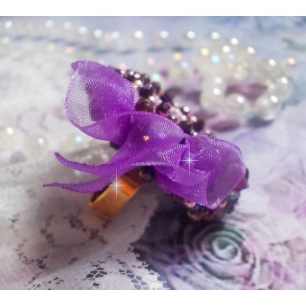 Romantisk Lady Ring brodert p&aring; et rosa linstoff med rosa, iris, lilla og fersken fr&oslash;perler 