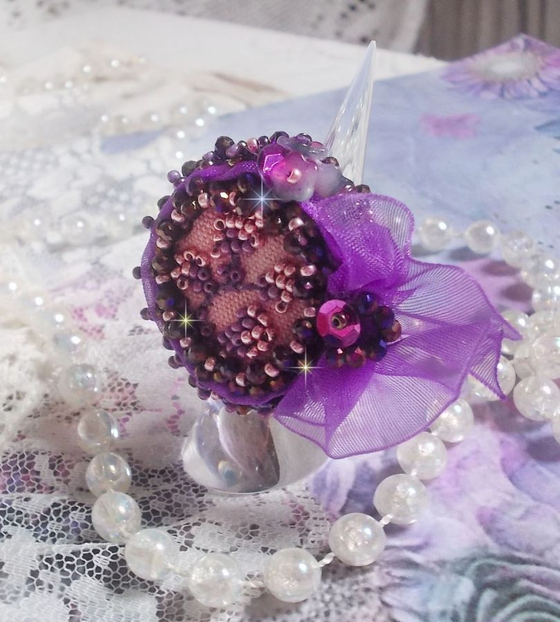 Romantisk Lady Ring brodert på et rosa linstoff med rosa, iris, lilla og fersken frøperler 